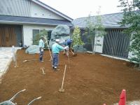 箱根土を撒きだしているところです。とても軽い土なので作業が非常にやり易いです。